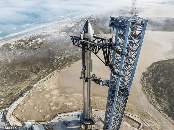 SpaceX показала полностью собранную ракету Starship, готовую к запуску (4 фото)