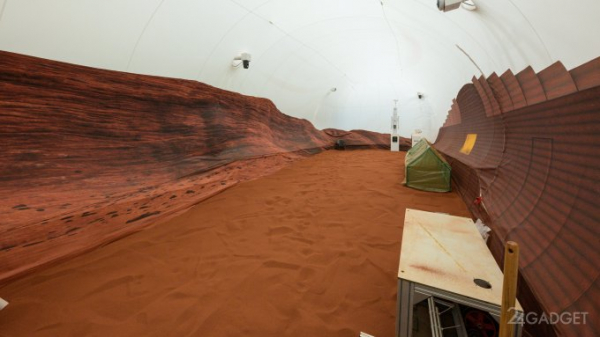 4 добровольца заперли себя в симуляторе Марса: они проведут там год (2 фото)