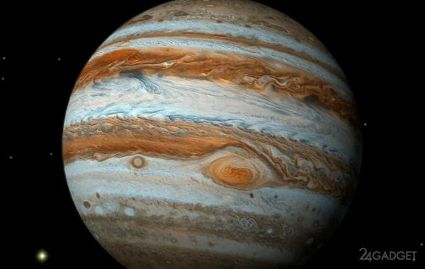 NASA сфотографировало молнию на Юпитере (2 фото)