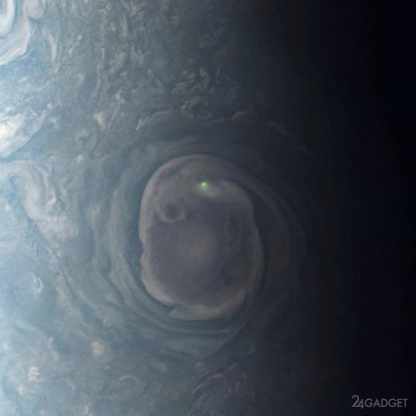 NASA сфотографировало молнию на Юпитере (2 фото)