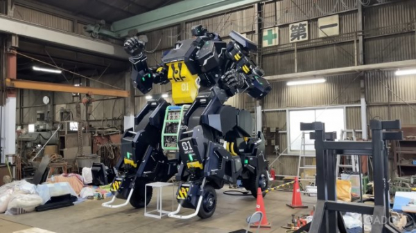 В Японии начались продажи 5-метрового робота-трансформера за 3 000 000 $ (2 фото + видео)