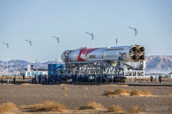 Китай первым в мире вывел в космос спутники на ракете с метановым топливом (2 фото)