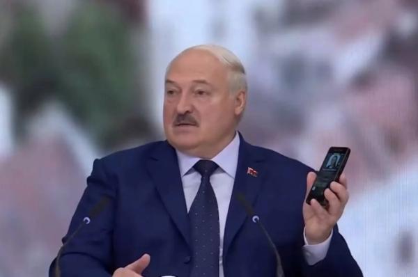 
        Лукашенко показал студентам БГУИР, каким мобильным телефоном пользуется    