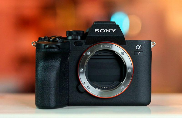 Обзор Sony A7 IV: мощная гибридная камера со скользящим затвором