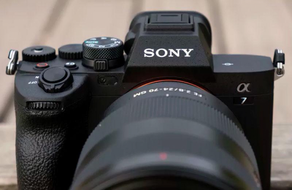 Обзор Sony A7 IV: мощная гибридная камера со скользящим затвором