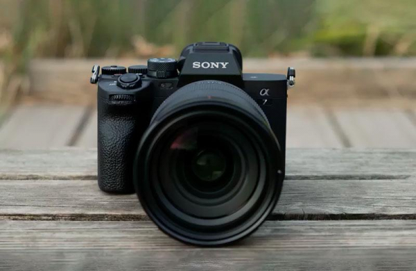 Обзор Sony A7 IV: мощная гибридная камера со скользящим затвором