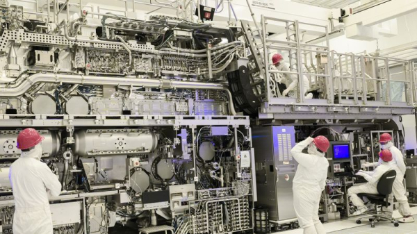 Intel завершила сборку второй литографической системы класса High-NA EUV Intel завершила сборку второй литографической системы класса High-NA EUV