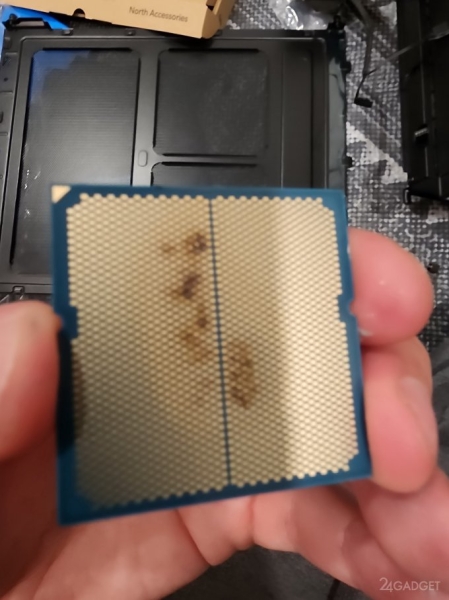 Процессор AMD Ryzen 7 9800X3D сгорел вместе с сокетом (3 фото)
