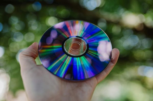 Сотрудник производителя DVD с фильмами продавал диски пиратам до релиза — теперь ему грозит 20 лет тюрьмы Сотрудник производителя DVD с фильмами продавал диски пиратам до релиза — теперь ему грозит 20 лет тюрьмы