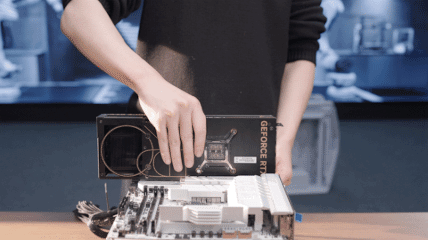 Gigabyte подшутила над Asus по поводу разъёмов PCIe, которые зажёвывают видеокарты 