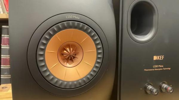 Лучшие колонки KEF 2025: бюджетные, премиальные, полочные и беспроводные системы