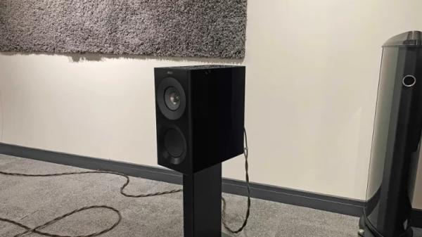 Лучшие колонки KEF 2025: бюджетные, премиальные, полочные и беспроводные системы