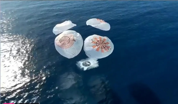 Первый в истории полёт астронавтов над полюсами Земли завершился &mdash; Crew Dragon приводнился в Тихом океане 