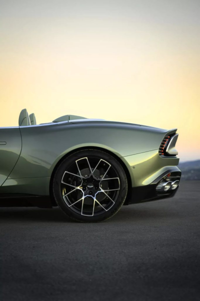 Aston Martin Vanquish Volante 2026: роскошь и мощь под открытым небом Aston Martin Vanquish Volante 2026: роскошь и мощь под открытым небом