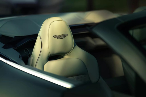 Aston Martin Vanquish Volante 2026: роскошь и мощь под открытым небом Aston Martin Vanquish Volante 2026: роскошь и мощь под открытым небом