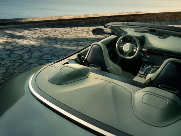 Aston Martin Vanquish Volante 2026: роскошь и мощь под открытым небом Aston Martin Vanquish Volante 2026: роскошь и мощь под открытым небом