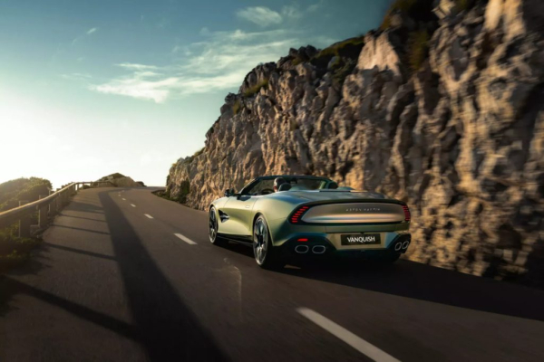Aston Martin Vanquish Volante 2026: роскошь и мощь под открытым небом Aston Martin Vanquish Volante 2026: роскошь и мощь под открытым небом