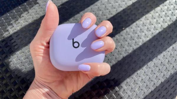 Beats Powerbeats Pro 2 против AirPods Pro 2: какие наушники лучше?