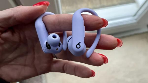 Beats Powerbeats Pro 2 против AirPods Pro 2: какие наушники лучше?