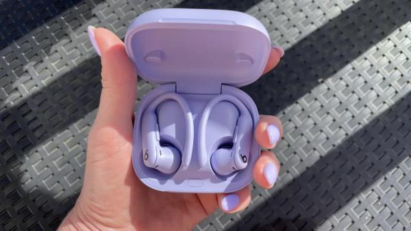 Beats Powerbeats Pro 2 против AirPods Pro 2: какие наушники лучше?