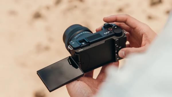 Canon EOS R50 V или Sony ZV-E10 II: какая камера лучше для видеоблога?
