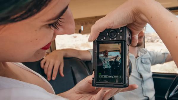 Canon EOS R50 V или Sony ZV-E10 II: какая камера лучше для видеоблога?