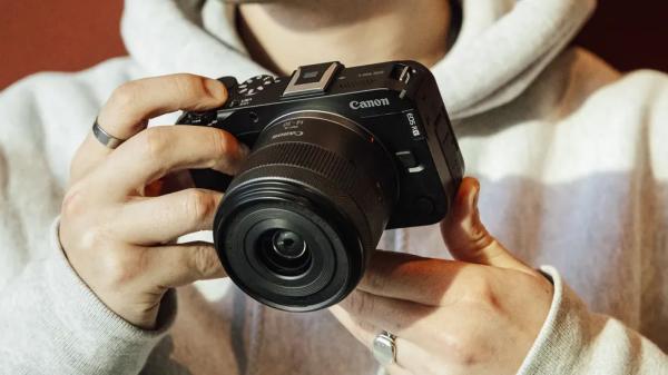Canon EOS R50 V или Sony ZV-E10 II: какая камера лучше для видеоблога?
