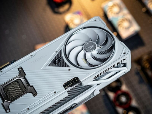Colorful iGame GeForce RTX 5080 Vulcan White получила четыре вентилятора