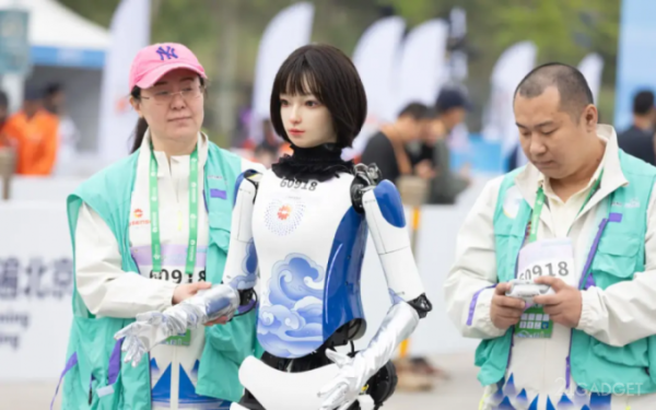 В Китае прошёл полумарафон для человекоподобных роботов (7 фото)