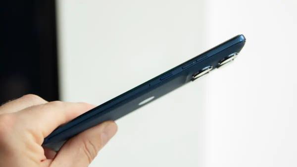 Обзор Motorola Edge 60: застрял посередине