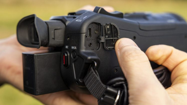 Обзор Canon XA75: компактная видеокамера для профи и прямых эфиров