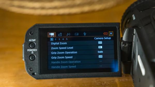 Обзор Canon XA75: компактная видеокамера для профи и прямых эфиров