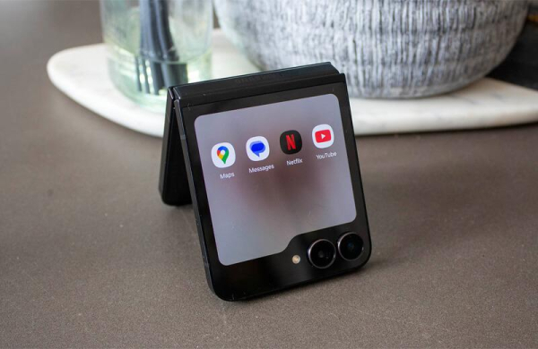 Обзор Samsung Galaxy Z Flip 7 FE: фанатской версии лучшего раскладного смартфона 2025 года