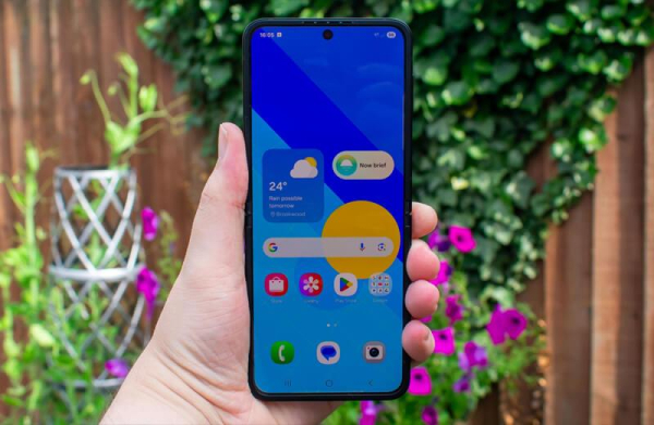 Обзор Samsung Galaxy Z Flip 7 FE: фанатской версии лучшего раскладного смартфона 2025 года