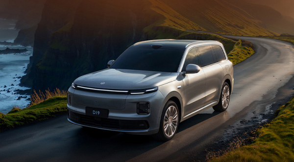 Гибридный кроссовер с самой большой тяговой батареей, двумя SoC Snapdragon 8797, VIP-сиденьем на третьем ряду и холодильником. Leapmotor D19 выйдет в апреле 2026 года