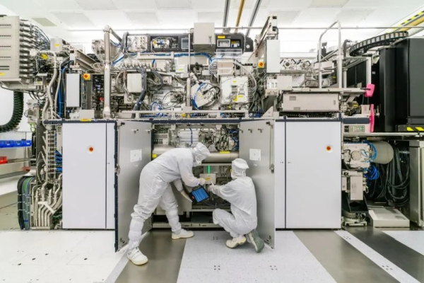 Бывшие инженеры ASML тайно построили в Китае прототип EUV-литографа &mdash; он работает, но чипы пока не делает 