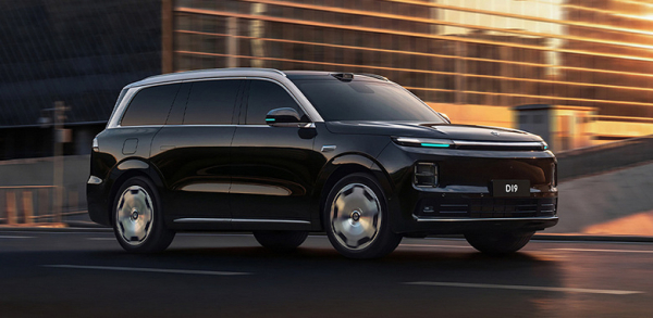 Гибридный кроссовер с самой большой тяговой батареей, двумя SoC Snapdragon 8797, VIP-сиденьем на третьем ряду и холодильником. Leapmotor D19 выйдет в апреле 2026 года