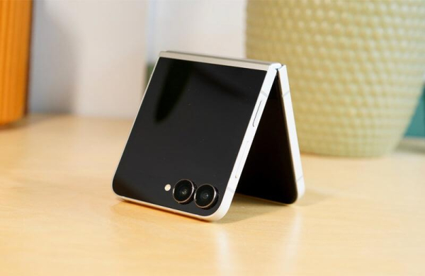 Обзор Samsung Galaxy Z Flip 7 FE: фанатской версии лучшего раскладного смартфона 2025 года