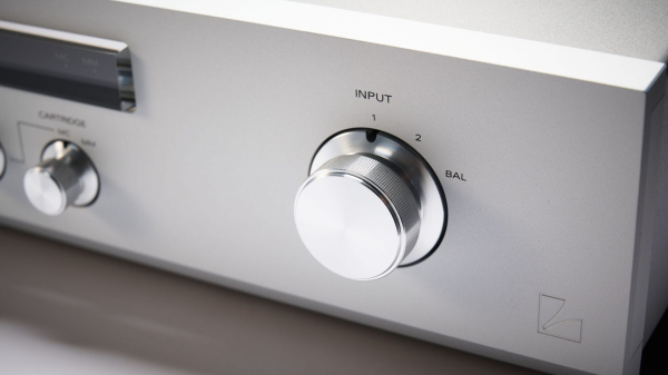 Обзор Luxman E-07: сдержанный стиль, невероятные возможности