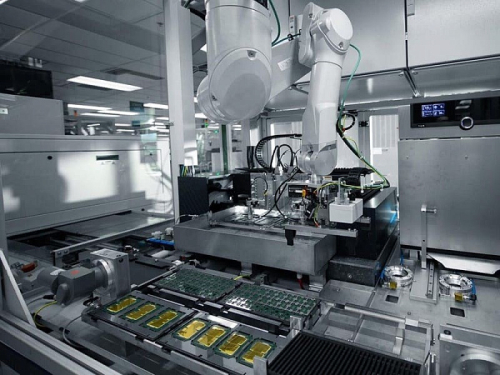 Успеху литейного подразделения Intel мешает одновременно быть и партнёром, и конкурентом