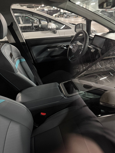 Его будут выпускать на &laquo;Москвиче&raquo;: электромобиль UMO 5 от &laquo;Яндекс Электро&raquo; засняли вживую в Москве