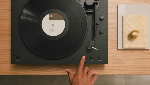 Sony анонсировала первый за семь лет проигрыватель виниловых пластинок 