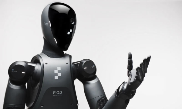 Робота-гуманоида Figure AI впервые вывели на совместную пробежку с человеком 