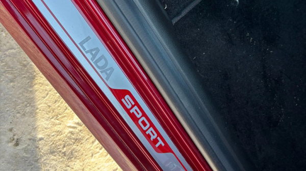 Разгон до 100 км/ч за 10 секунд, клиренс 158 мм, спортивные кресла и черный потолок: подробности о новой Lada Vesta Sport