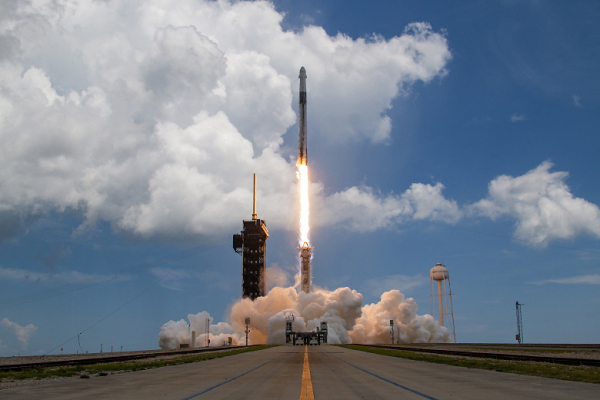Ракета Falcon 9 побывала в космосе 21 раз, вывела на орбиту спутник нового поколения и совершила 100-ю посадку (для серии) на сушу
