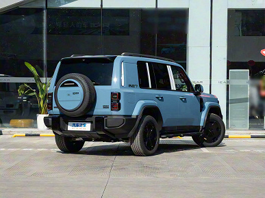 455 л.с., полный привод, 1200 км на баке бензина и дизайн в духе Land Rover и Land Cruiser: гибридный внедорожник iCAR V27 от Chery запущен в серийное производство