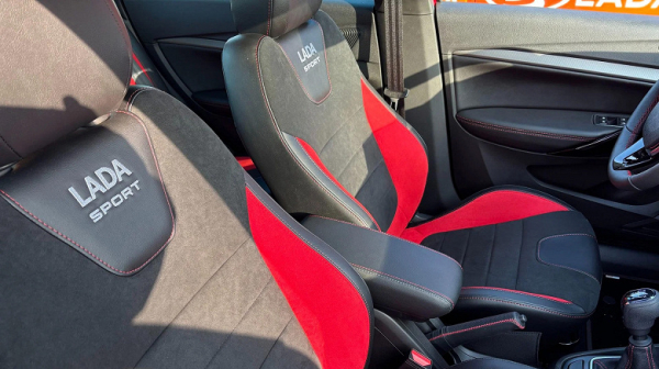 Разгон до 100 км/ч за 10 секунд, клиренс 158 мм, спортивные кресла и черный потолок: подробности о новой Lada Vesta Sport