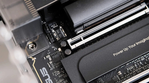 ASUS вернулась к физической кнопке, отказавшись от скрытого механизма извлечения видеокарт