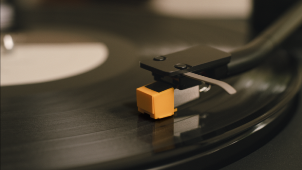 Sony анонсировала первый за семь лет проигрыватель виниловых пластинок 