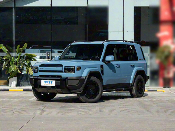 455 л.с., полный привод, 1200 км на баке бензина и дизайн в духе Land Rover и Land Cruiser: гибридный внедорожник iCAR V27 от Chery запущен в серийное производство